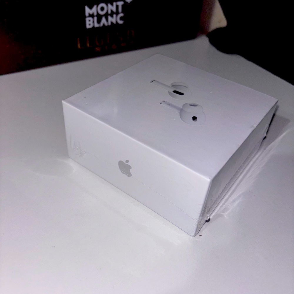 Apple AirPods in Classic White